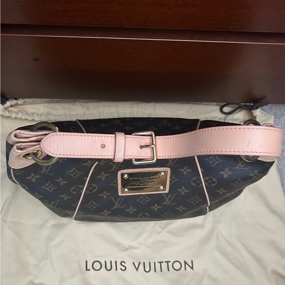 Louis Vuitton - Picture 3 of 15